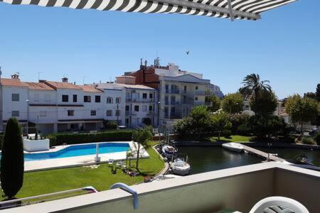 Port Sotavent 2C - Apartamento En La Marina De Empuriabrava - Piscina Comunitaria, - Parking - Vistas Al Canal - Cerca Centro Y Playa Eksteriør bilde